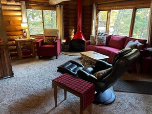 Smart TV, chimenea, libros y estéreo 