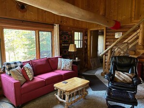 Smart TV, chimenea, libros y estéreo 