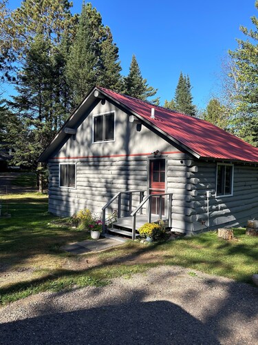 Rustic Clam, a family friendly and dog friendly cabin with fenced in back yard.