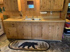 Grand réfrigérateur, micro-ondes, four, plaque de cuisson