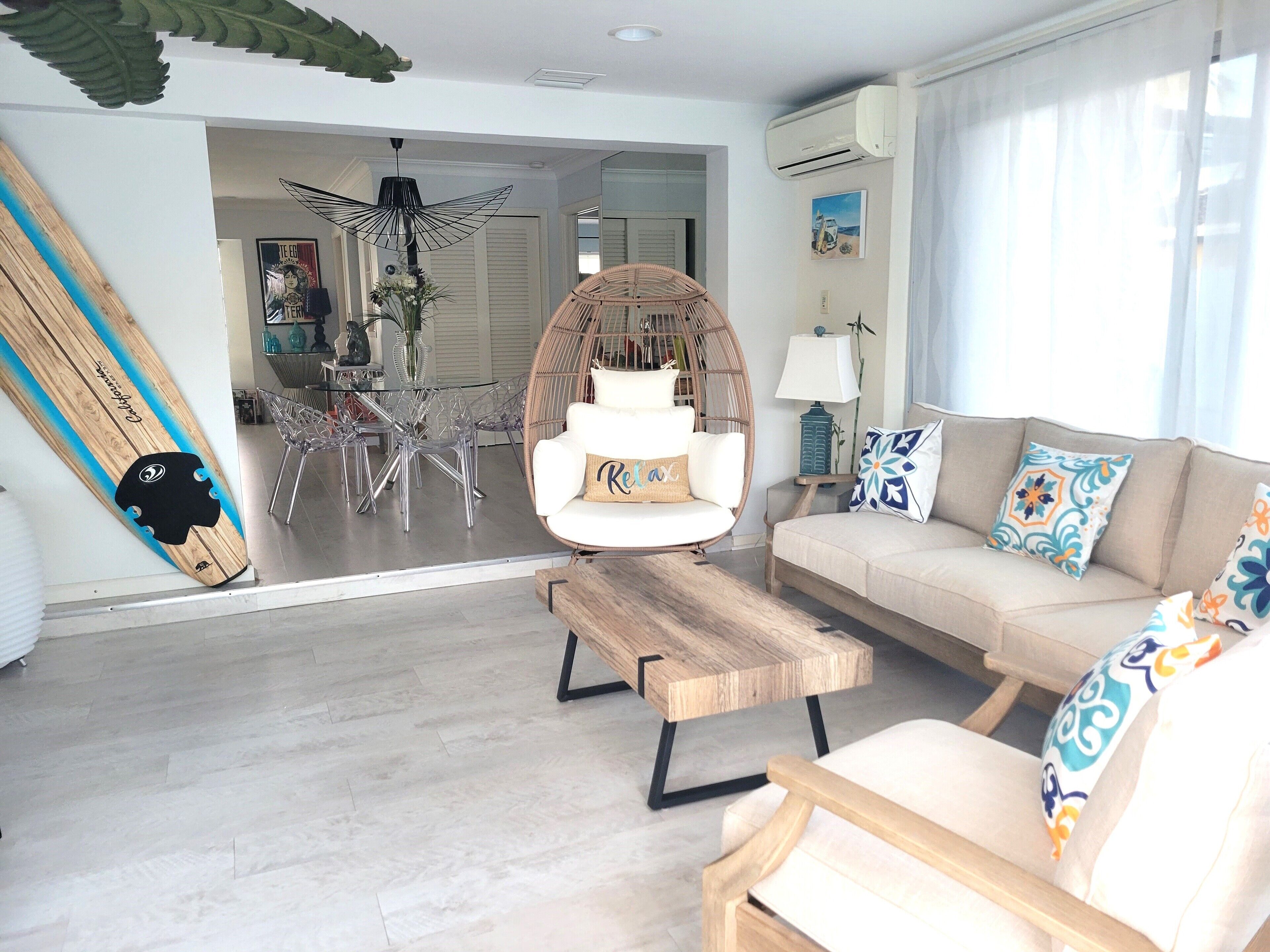 智能電視、DVD 播放機、書籍、音響