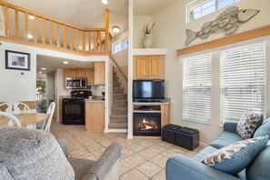 Televisión, chimenea y estéreo 