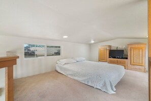 1 bedroom, iron/ironing board, free WiFi, bed sheets - Cozy Retreat at CrossTimbers Marina (sperry)