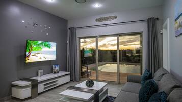 Smart-TV, bordtennis og stereoanlegg