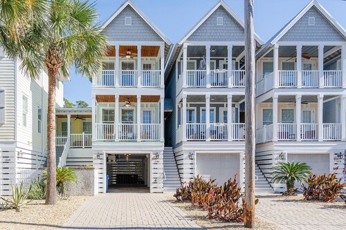Stones Throw Cottage: Dog-Friendly Getaway Steps from the Beach, Restaurants and Shopping