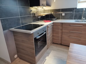 Kühlschrank, Mikrowelle, Ofen, Geschirrspüler
