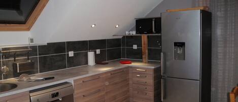 Kylskåp, mikrovågsugn, ugn och diskmaskin