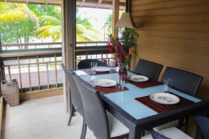 تناول الطعام بالخارج