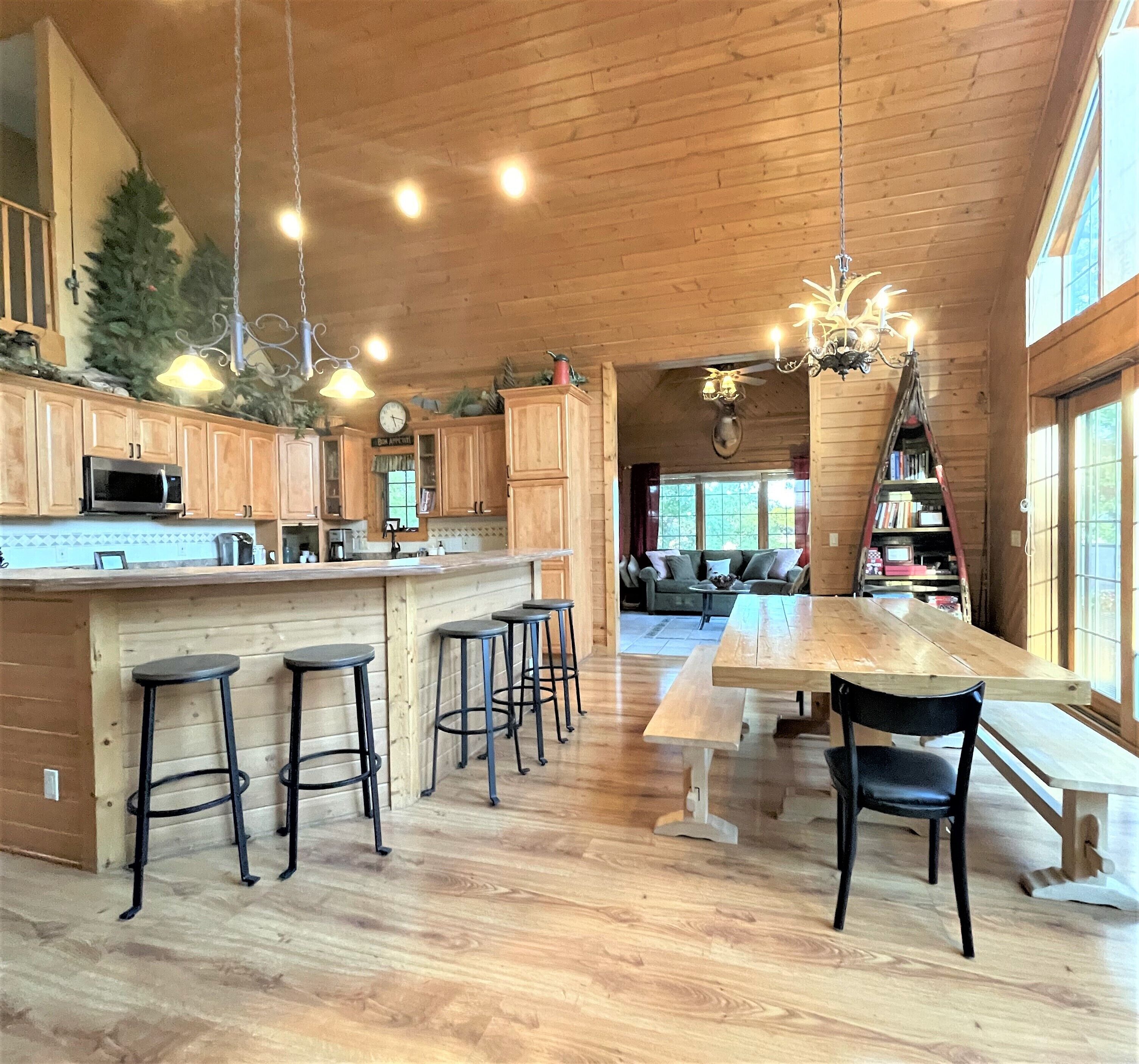 Lodge Home - 2.8 miles to Town - 3  Acres w Views - Fire Pit - Horseshoes