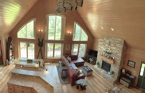 Smart TV, chimenea, reproductor de DVD y futbolito