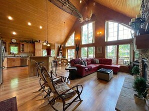 Una Smart TV, una chimenea, un reproductor de DVD, un futbolín