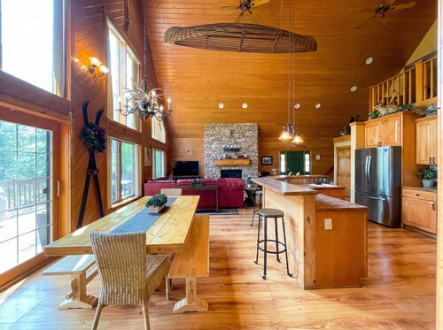 Laadukas lomakoti, josta on kohonneet panoraamanäkymät järvelle, luonnolle ja villieläimille