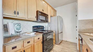 Fridge, microwave, stovetop, dishwasher