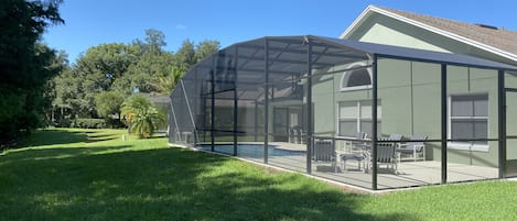 Utomhuspool och uppvärmd pool