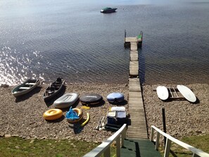 En la playa, camastros y toallas de playa 