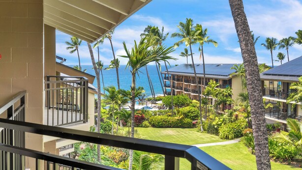 A hotel with a pool, palm trees, and a view of the ocean. - 🌴Top floor with ocean  views. Well equipped. AC and WiFi🌴 (Kailua-Kona)