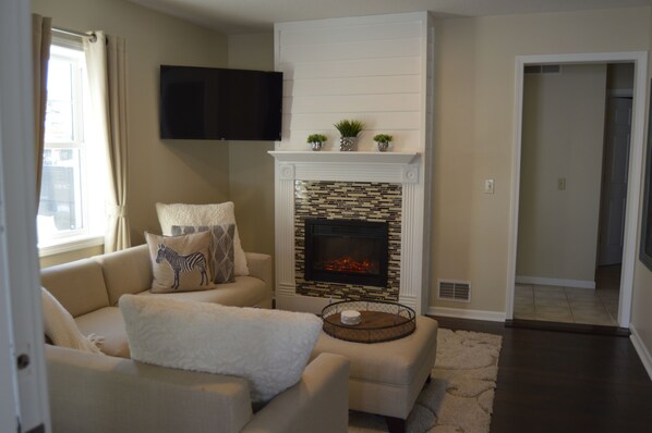 Smart TV, fireplace - ★★★★★Charlevoix 5 Star-rated Cottage★★★★★ (Charlevoix)