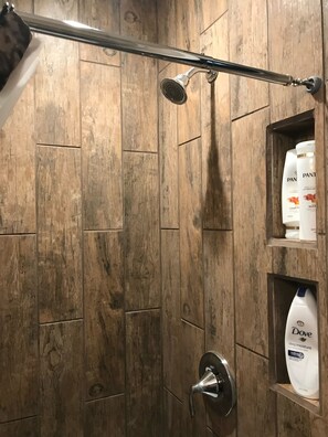 Ensemble douche/baignoire, sèche-cheveux, serviettes fournies, savon