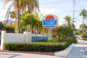 A Sea Shell Condominium sign with a 3-day minimum stay and vacancy notice. - ON Siesta Key BEACH! Pool,Remodeled! 2bd2ba, sleeps 6, 3mins from door to sand   (Sarasota)