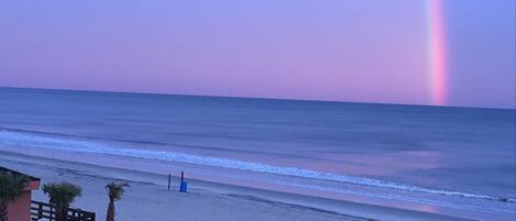 På stranden og solsenger