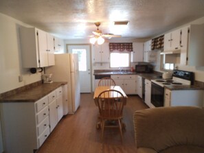 Fridge, microwave, oven, stovetop - Two-bedroom home for snowbird (Floral City)