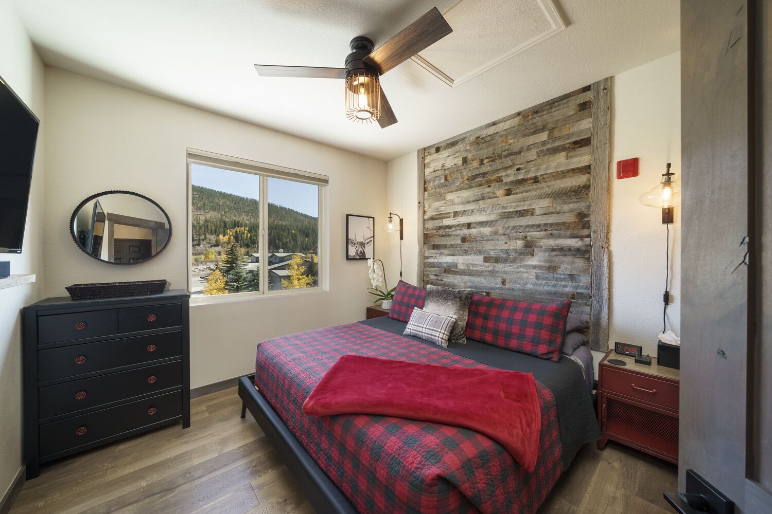 Une chambre à coucher avec un lit, une commode, une fenêtre et un mur en bois.