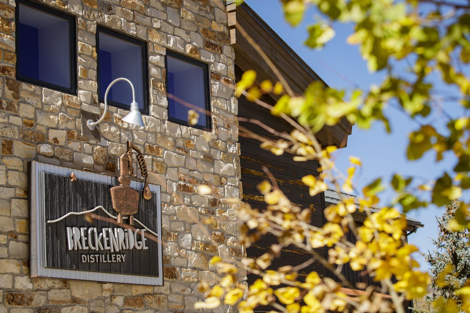 Un bâtiment rustique sur lequel on peut lire l’inscription : « BRECKENRIDGE DISTILLERY ».