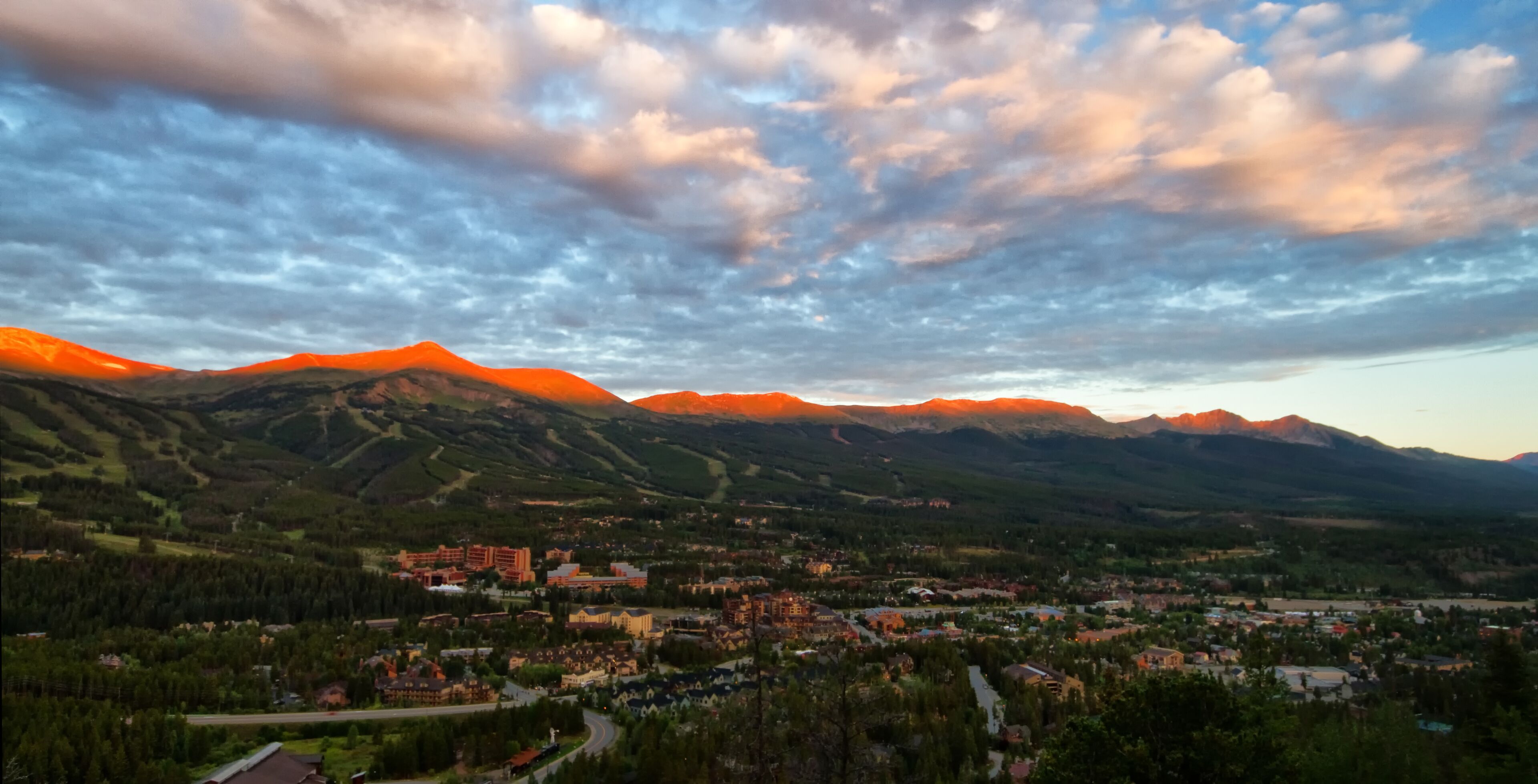 Une ville nichée dans une vallée, avec des montagnes en toile de fond.