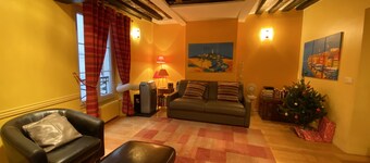 #1 Reviews! Air Con. Latin Quartr. Sleep 4. Hostess!