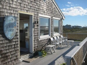 Terrace/patio - Bright Beach Cottage, Waterviews, Dog Ok, Honeymoon, Weddings (Biddeford Pool)