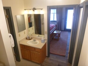 2 Schlafzimmer, Schreibtisch, Bügeleisen/Bügelbrett, Reisekinderbett