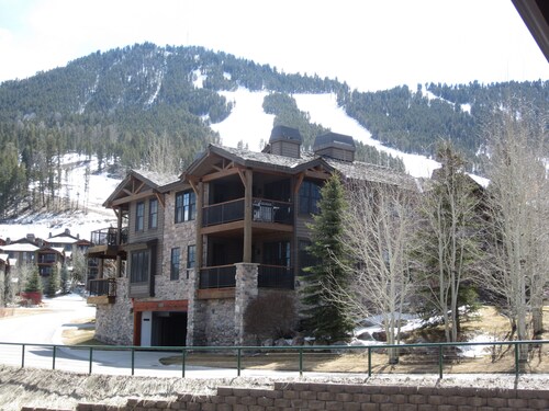 Townhome near downtown Jackson at Snow King Resort, Hike, Ski, Shop, Dine nearby