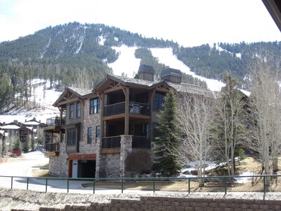 Townhome near downtown Jackson at Snow King Resort, Hike, Ski, Shop, Dine nearby