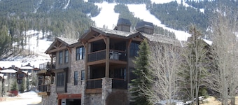 Townhome near downtown Jackson at Snow King Resort, Hike, Ski, Shop, Dine nearby