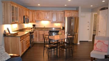 Een koelkast, een magnetron, een oven, een kookplaat