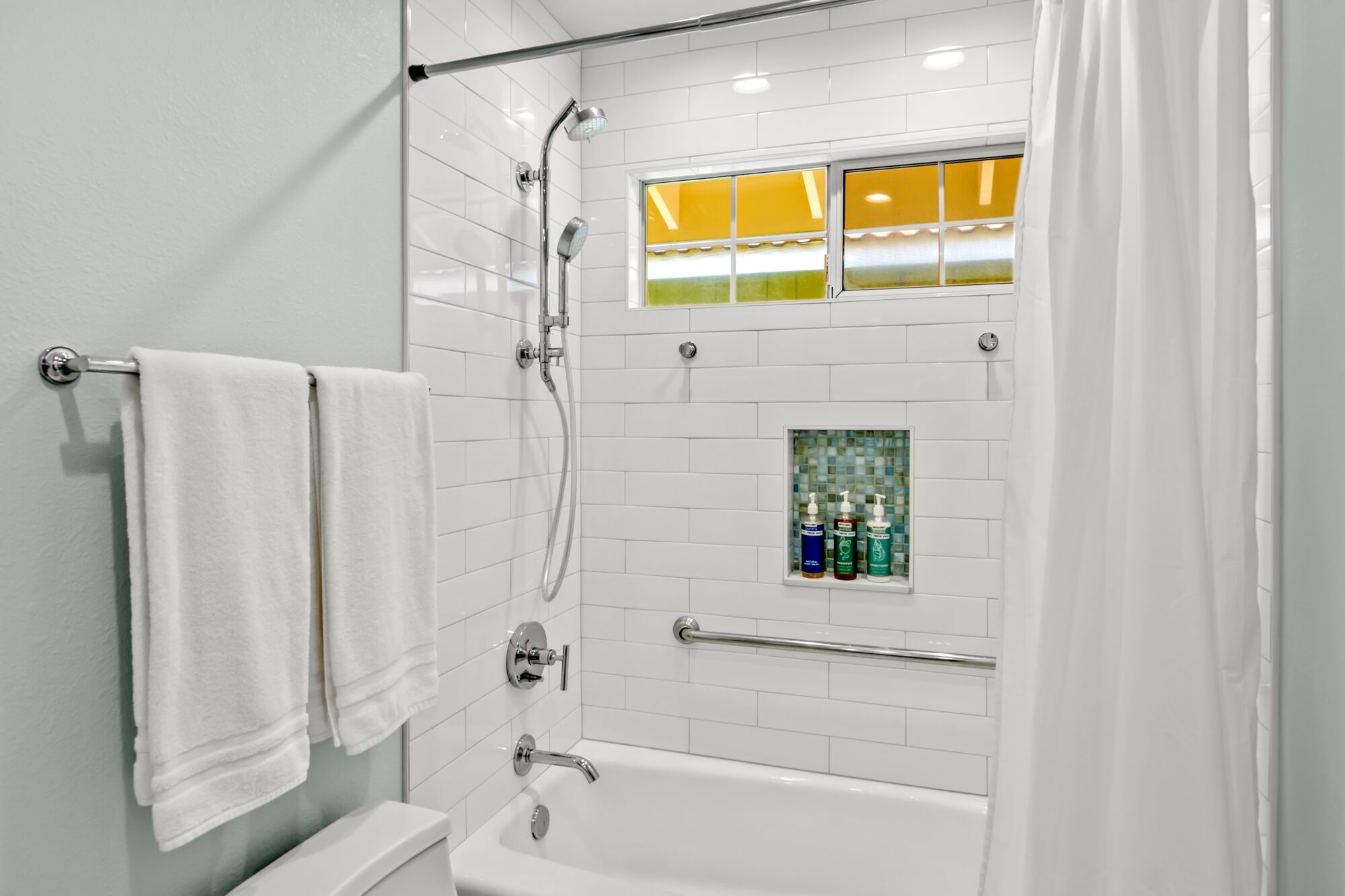 Hale Huna - fully air conditioned 4 BD 4 BTH, short walk to beaches