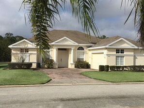 Exterior - RATES REDUCED Close to Disney. 5 Star home. Fantastic pool area, large lanai. (Davenport)