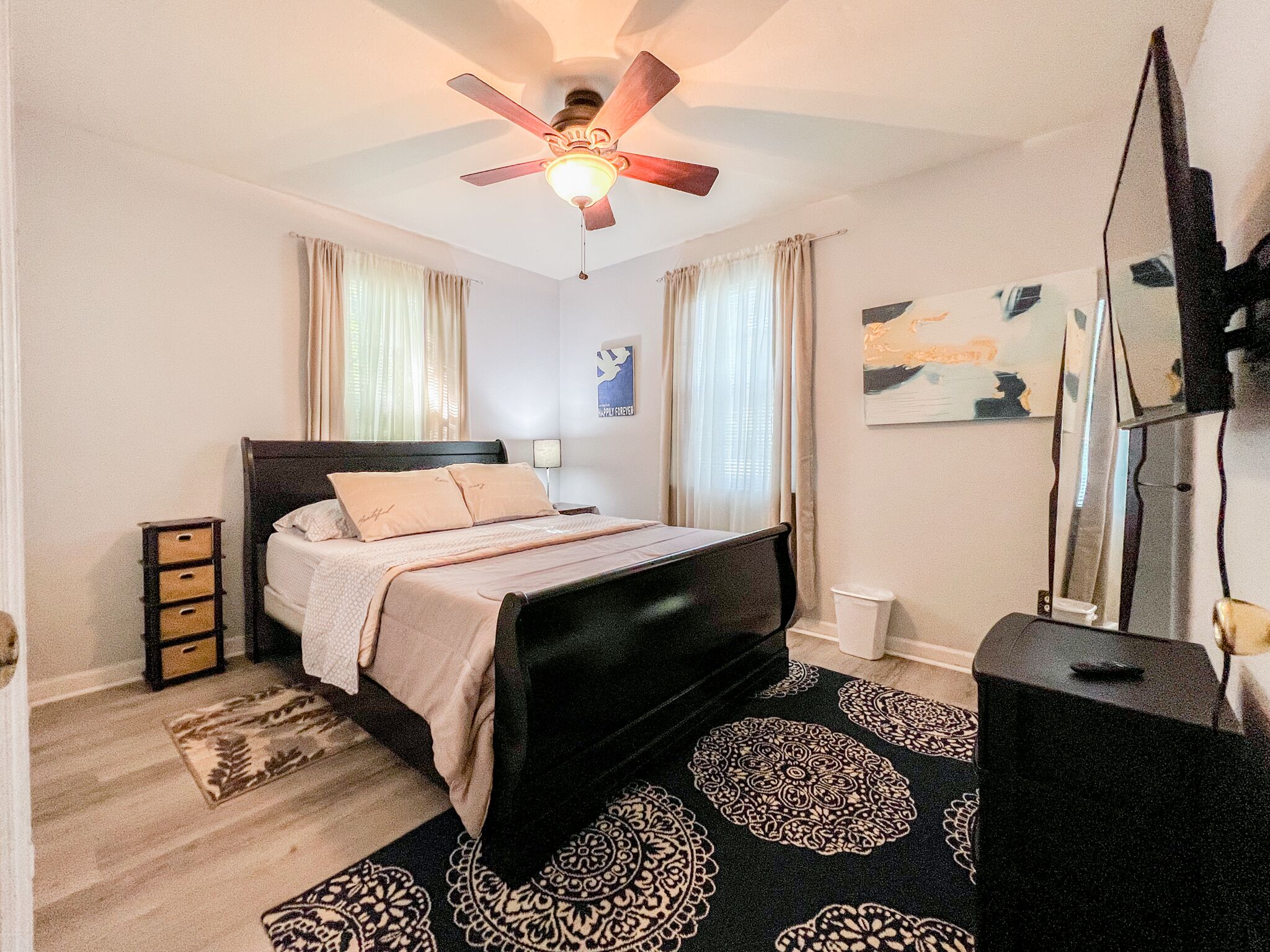 4 habitaciones, tabla de planchar con plancha, wifi y ropa de cama 