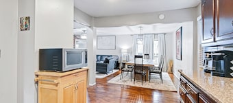 🌻BBQ🌻Luxury King Beds🌻Nearby Parks🌻 Reserved Parking🌻Smart TVs🌻Google Fiber🌻W/D🌻