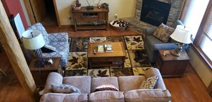 Télévision, cheminée, lecteur de DVD