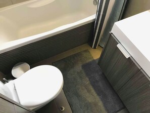 Combined shower/tub, hair dryer, towels, shampoo