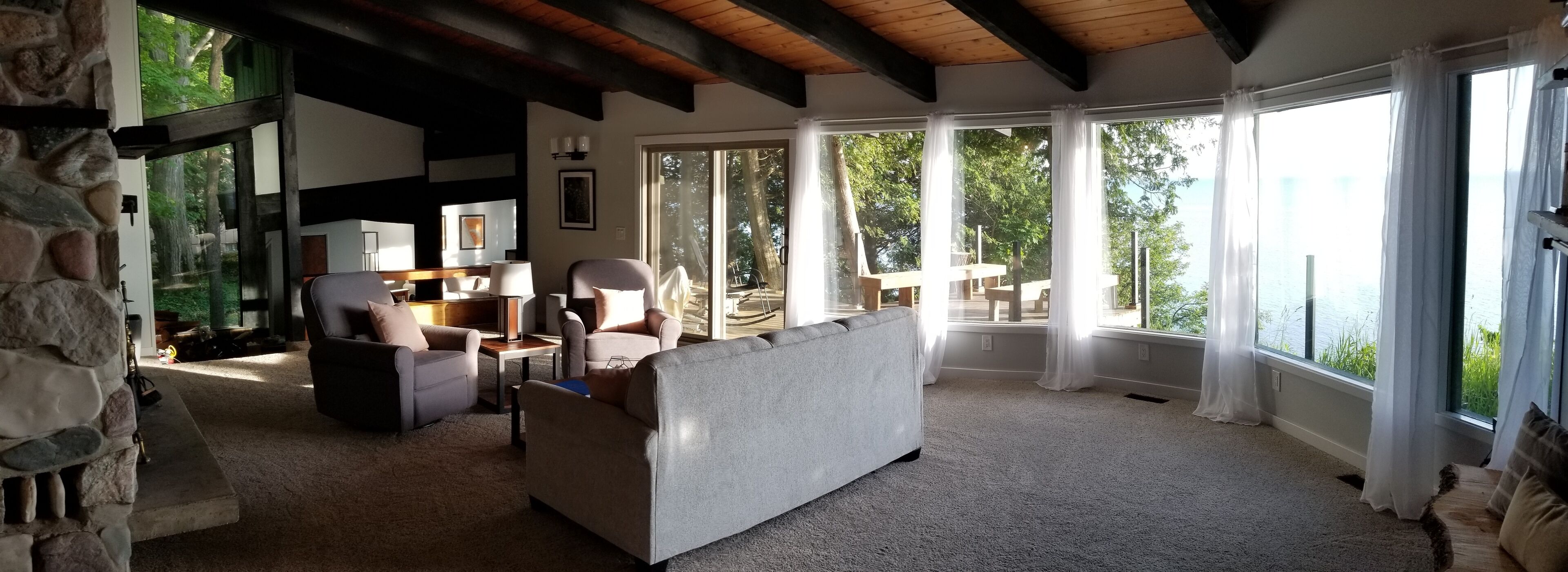 TV connectée, cheminée, lecteur de DVD, livres