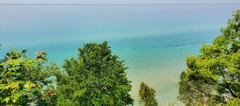 105 'von privaten Lake MI Beach.  Buchen Sie im Oktober für die besten Herbstfarben. 