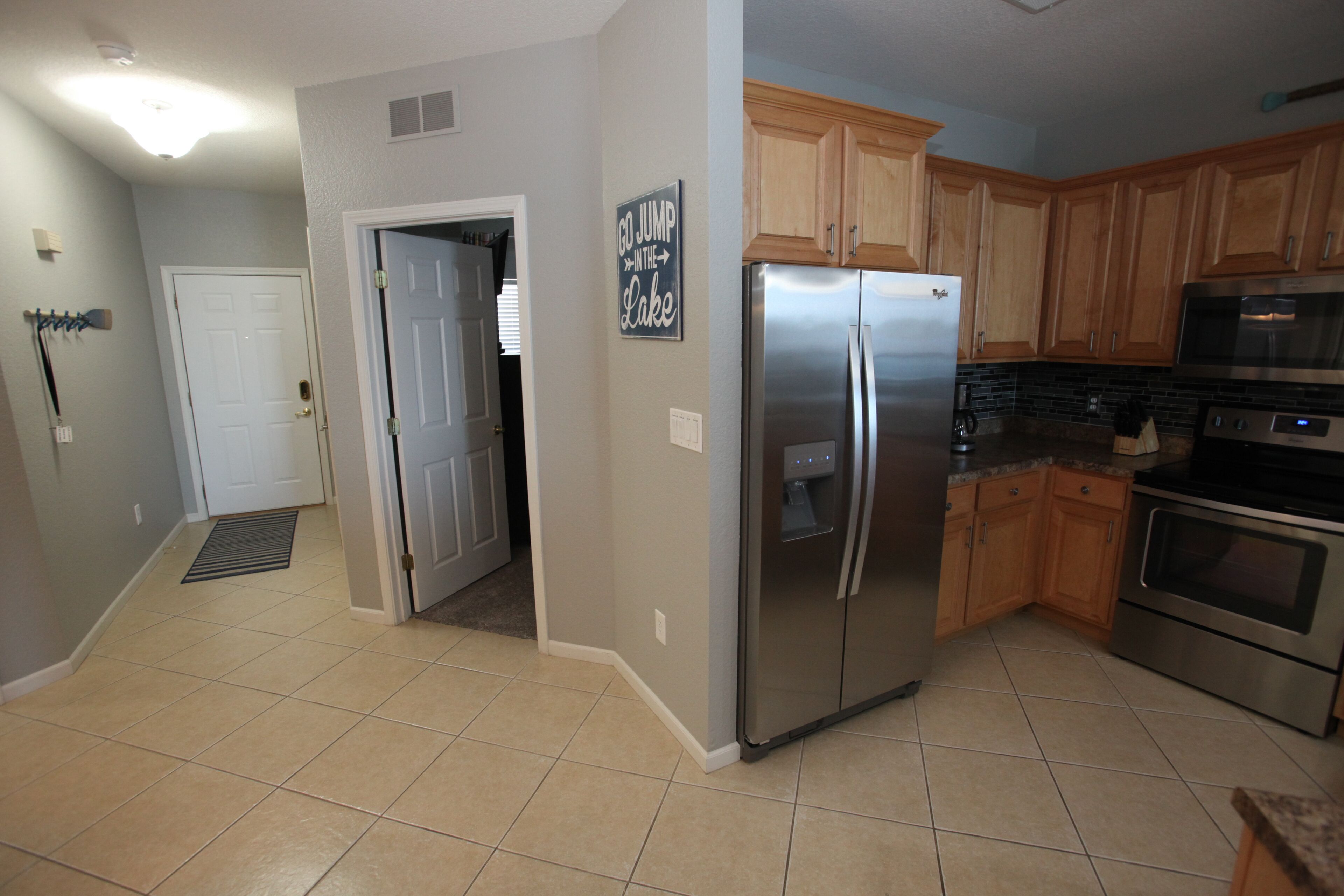 Lands End Walk-in Level 3bed 2bath Beautiful Lake Front View!