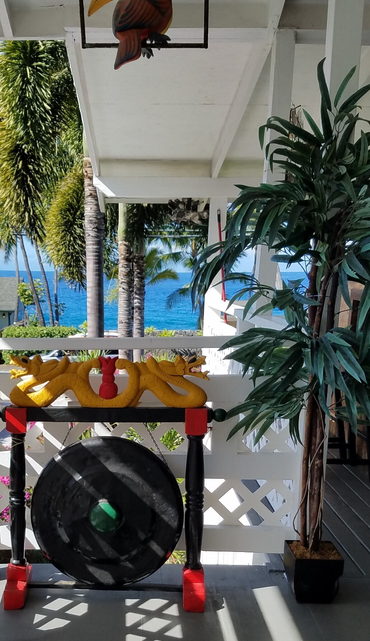 Ein Balkon mit einem Ziertisch, einem Blumentopf und Blick aufs Meer.