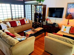 Fernseher, DVD-Player, Bücher, Musikbibliothek