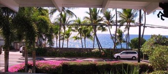 FABULOUS BEACH HOUSE, OCEAN FRONT VIEW, BEST LOCATION, WALK TO BEACH, RELAXING!.