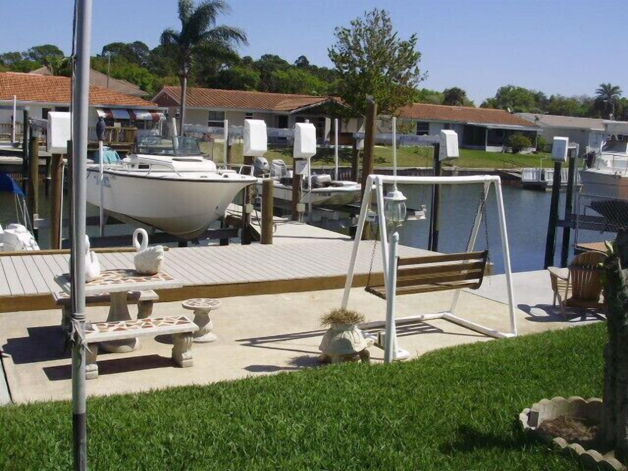 Waterfront, 4-person Hot Tub Spa, Wireless Hi-speed Internet.