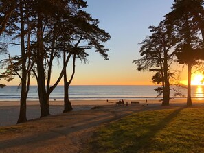 Beach nearby, sun-loungers, beach towels - Bright and Colorful - Family Friendly!  Short walk to the Best Beaches in Town! (Santa Cruz)
