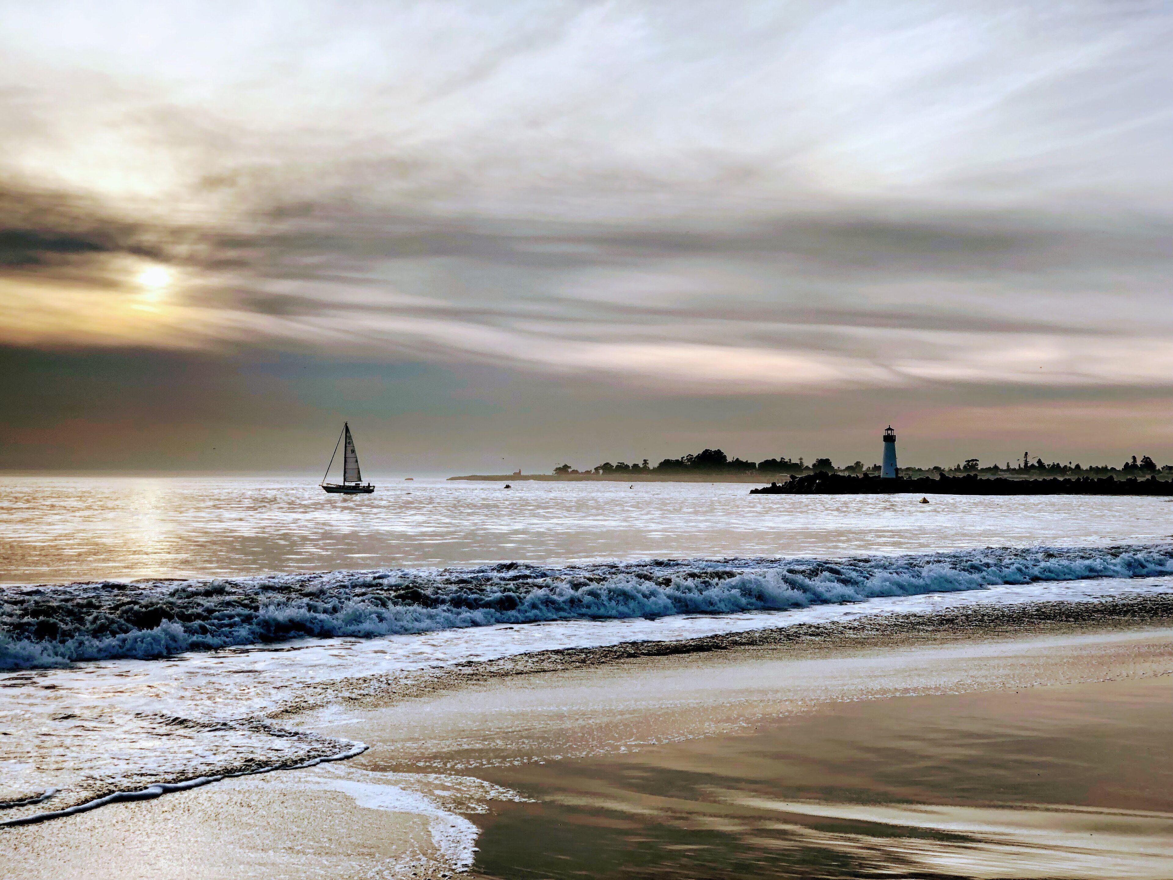 Playa en los alrededores, camastros y toallas de playa 